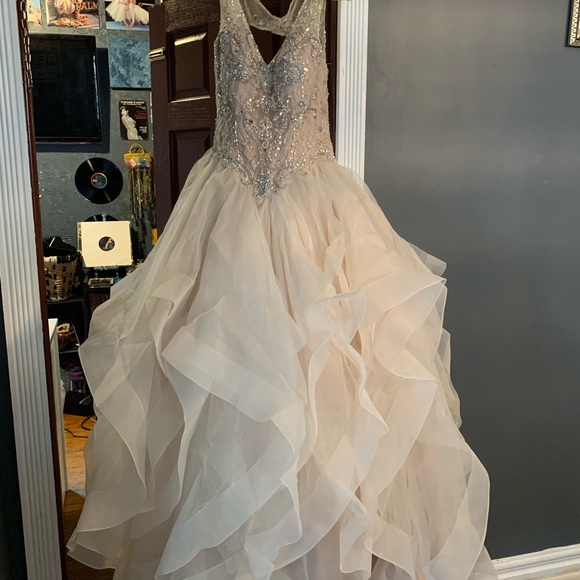 Quinceanera dress, some jewels are missing, Champagne colored - Picture 4 of 8